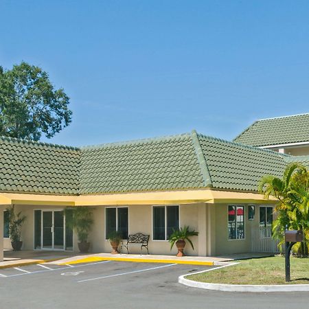 Days Inn By Wyndham Port Charlotte Town Center Exterior foto